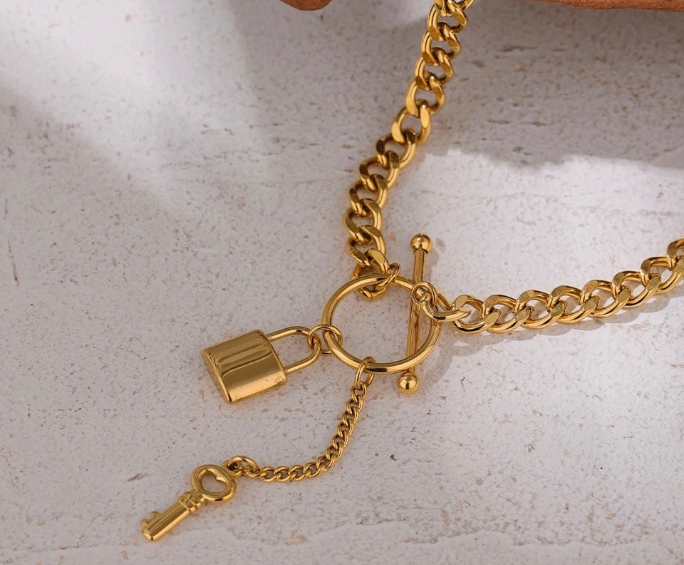 Jael Lock & Key Neckpiece